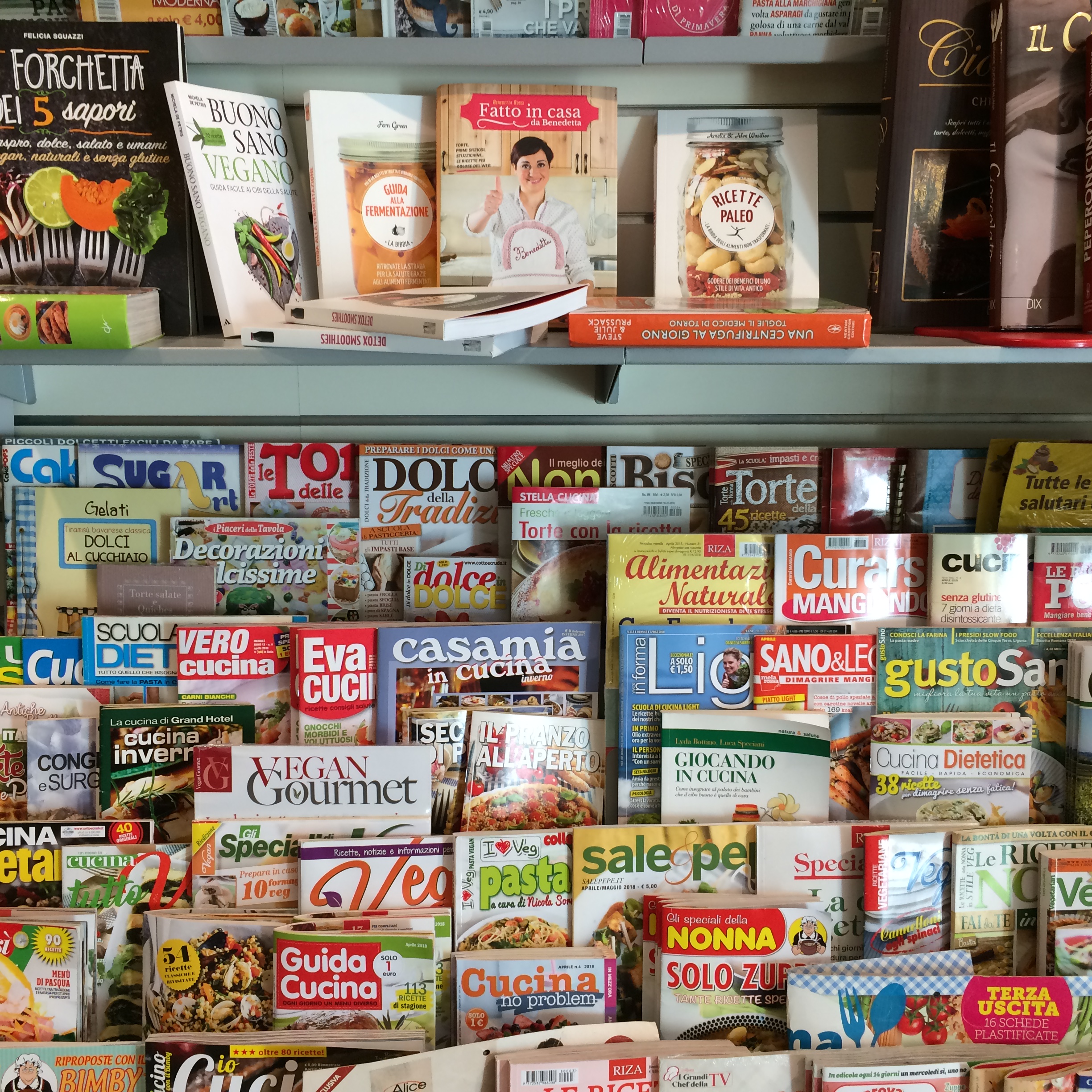 Selezione di libri e giornali disponibili in cartoleria