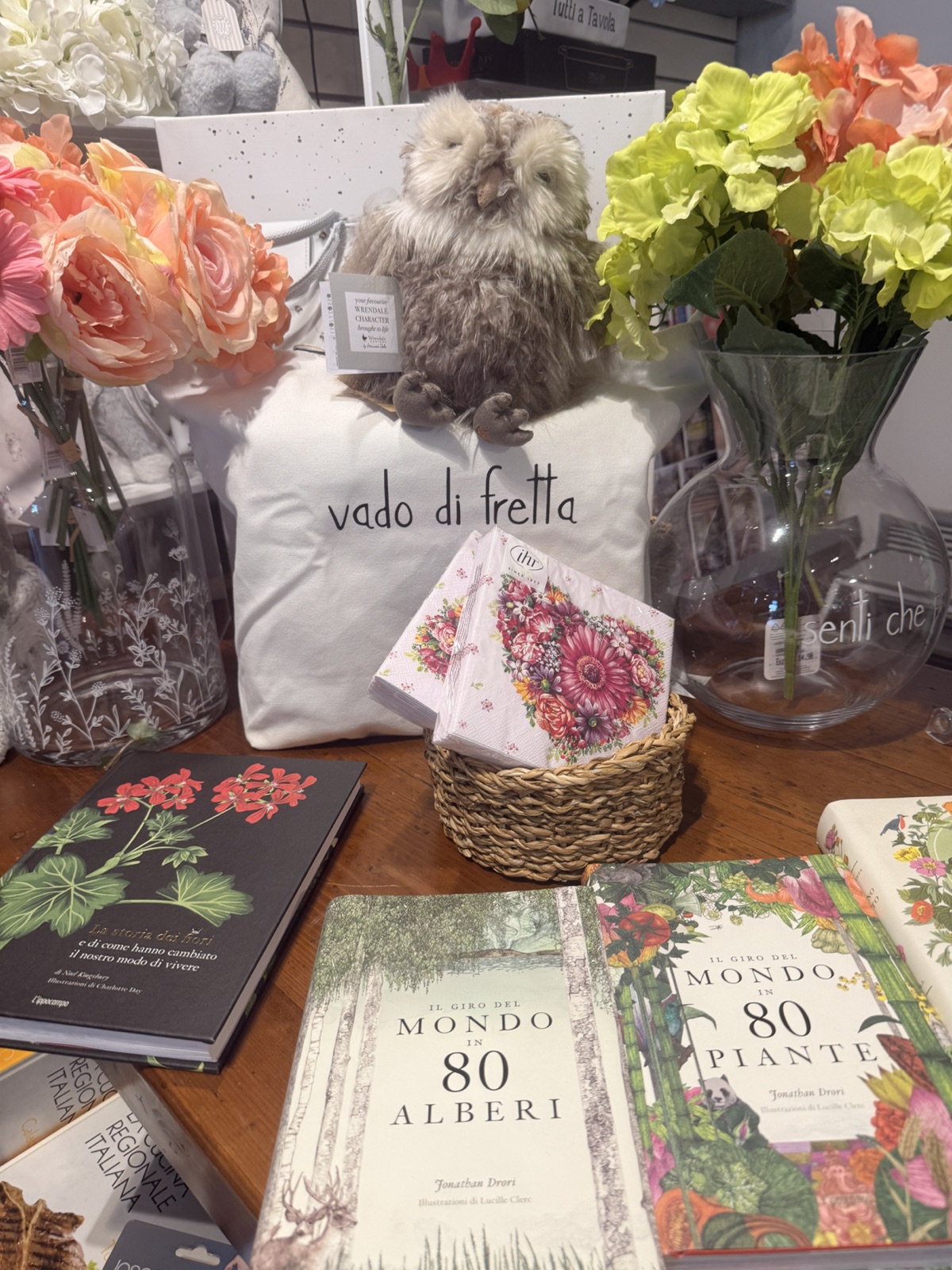 Libri, fiori e idee regalo esposti in Cartoleria Piccolo