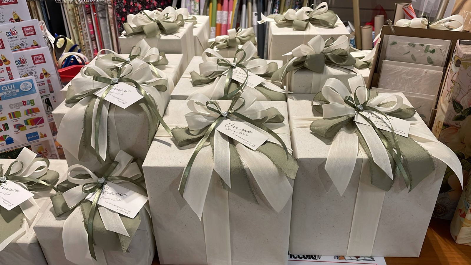 Gruppo di pacchi regalo confezionati in Cartoleria Piccolo