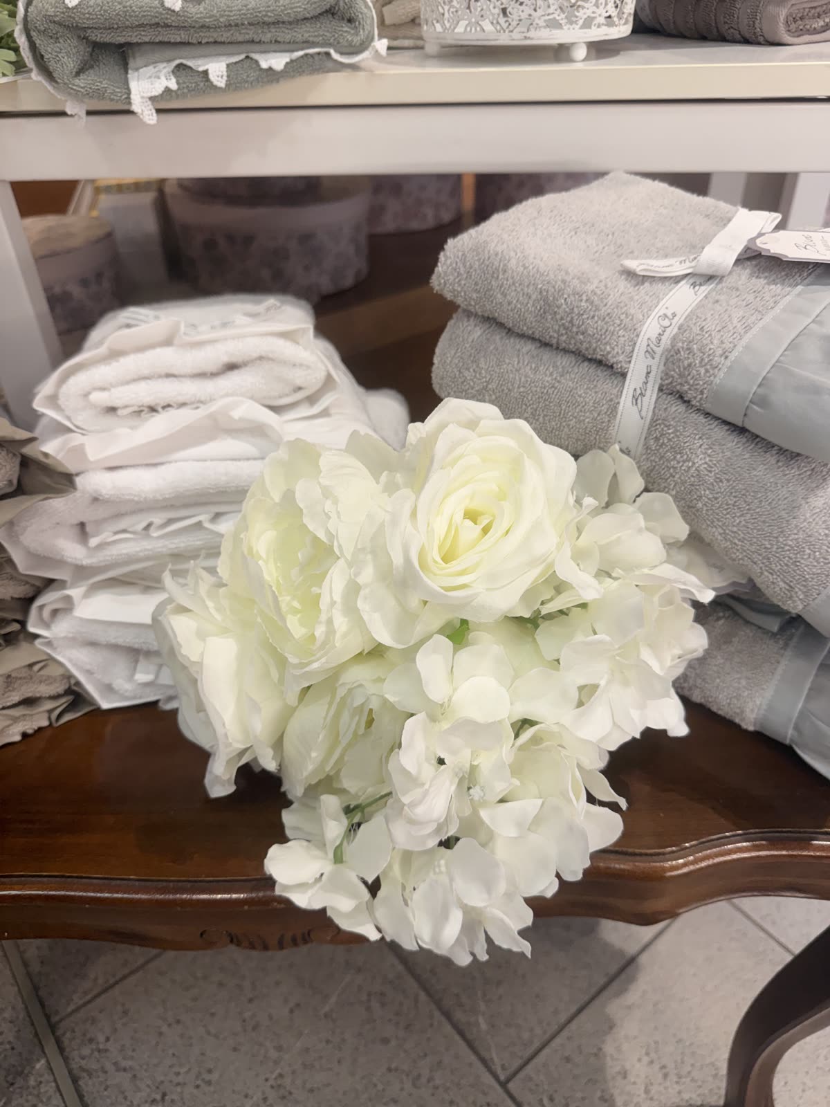 Composizione Blanc MariClo con fiori e tessili in toni neutri