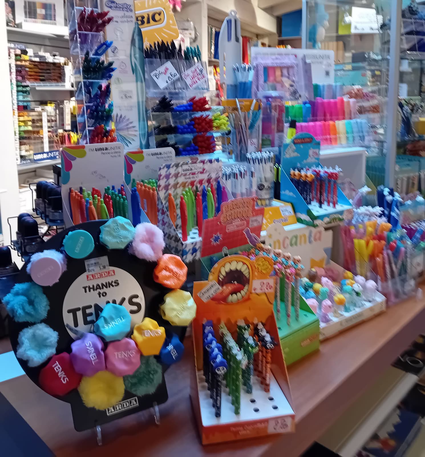 Assortimento colorato di articoli di cartoleria e piccoli accessori