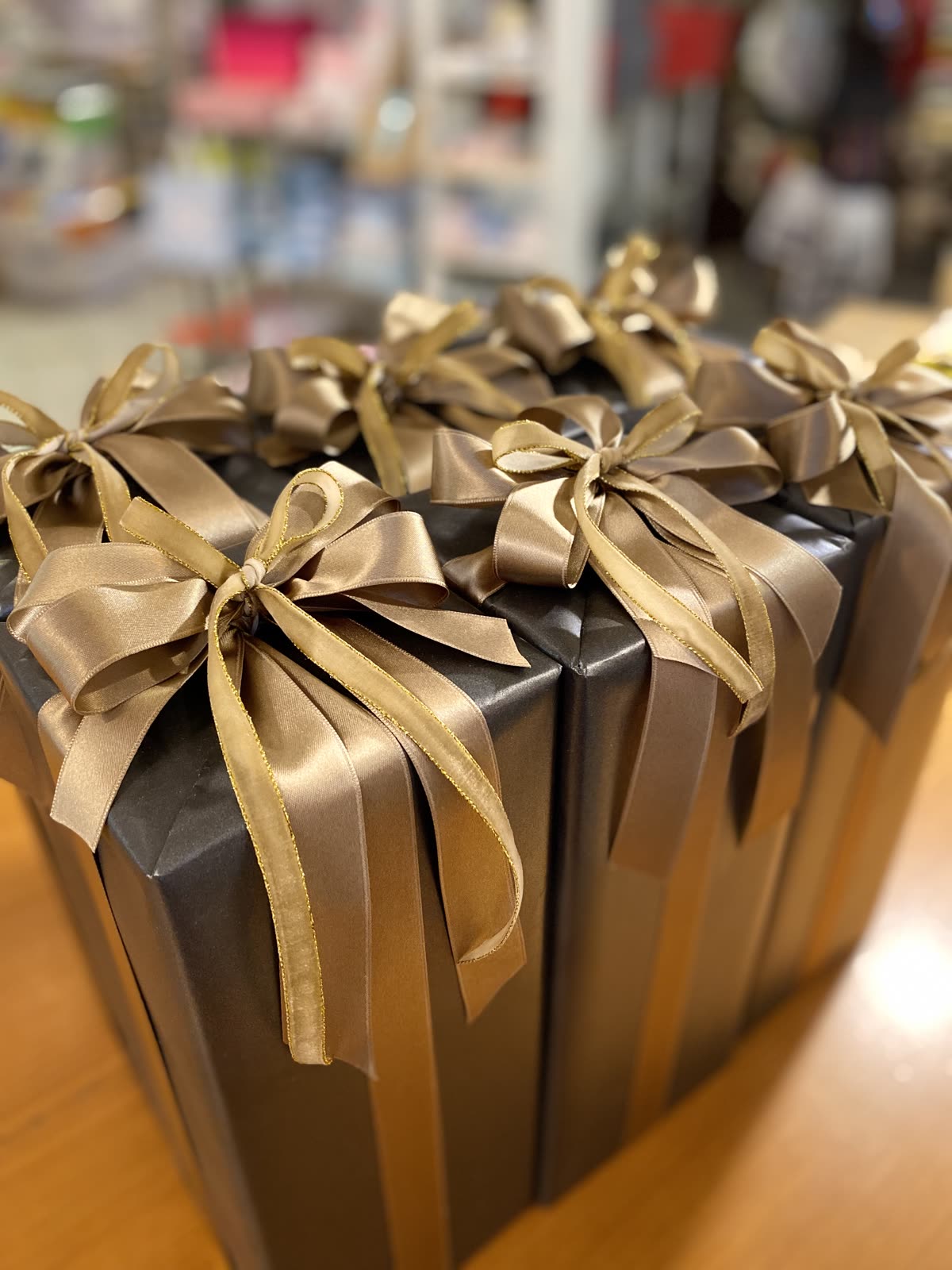 Scatole regalo rifinite con grandi fiocchi dorati