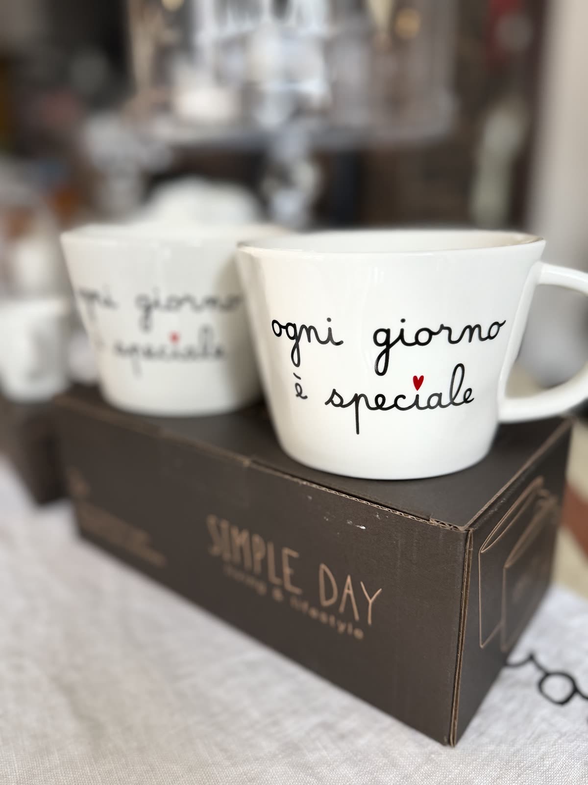 Tazza bianca Simple Day con la scritta ogni giorno è speciale
