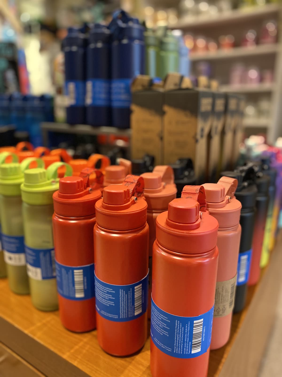 Borracce colorate per la scuola esposte in negozio