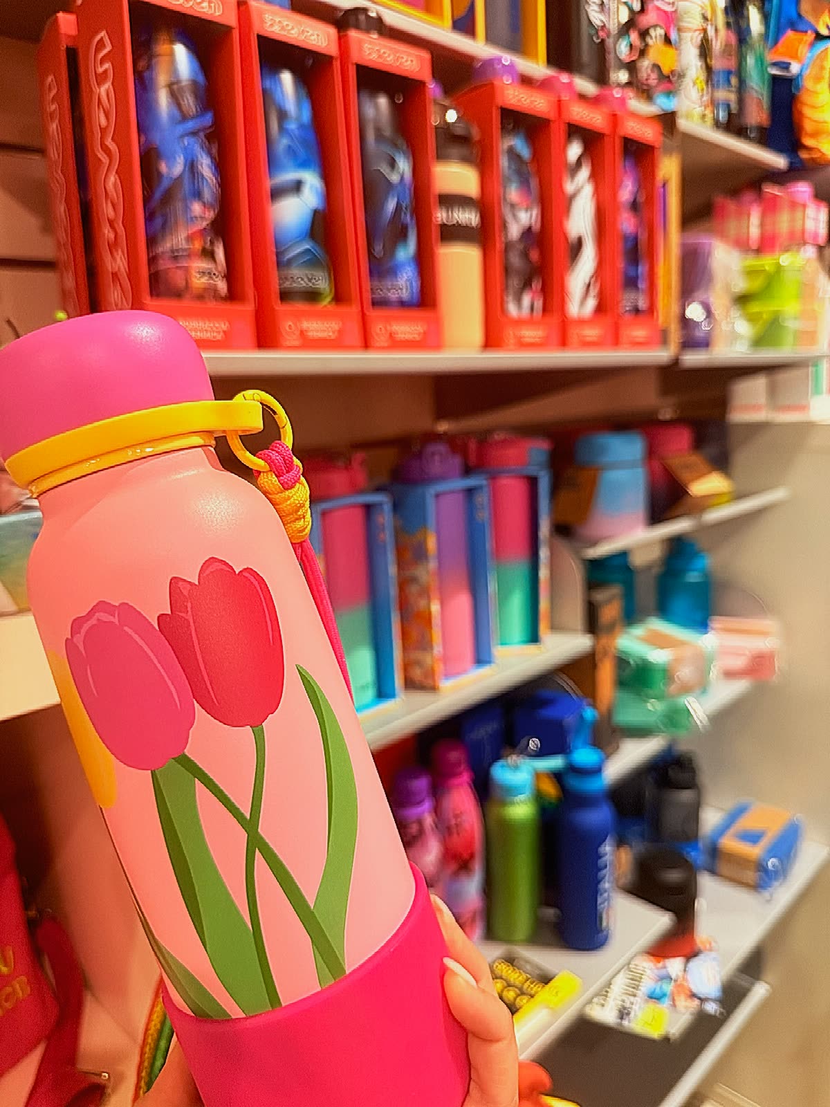 Borraccia rosa decorata tra gli articoli per la scuola