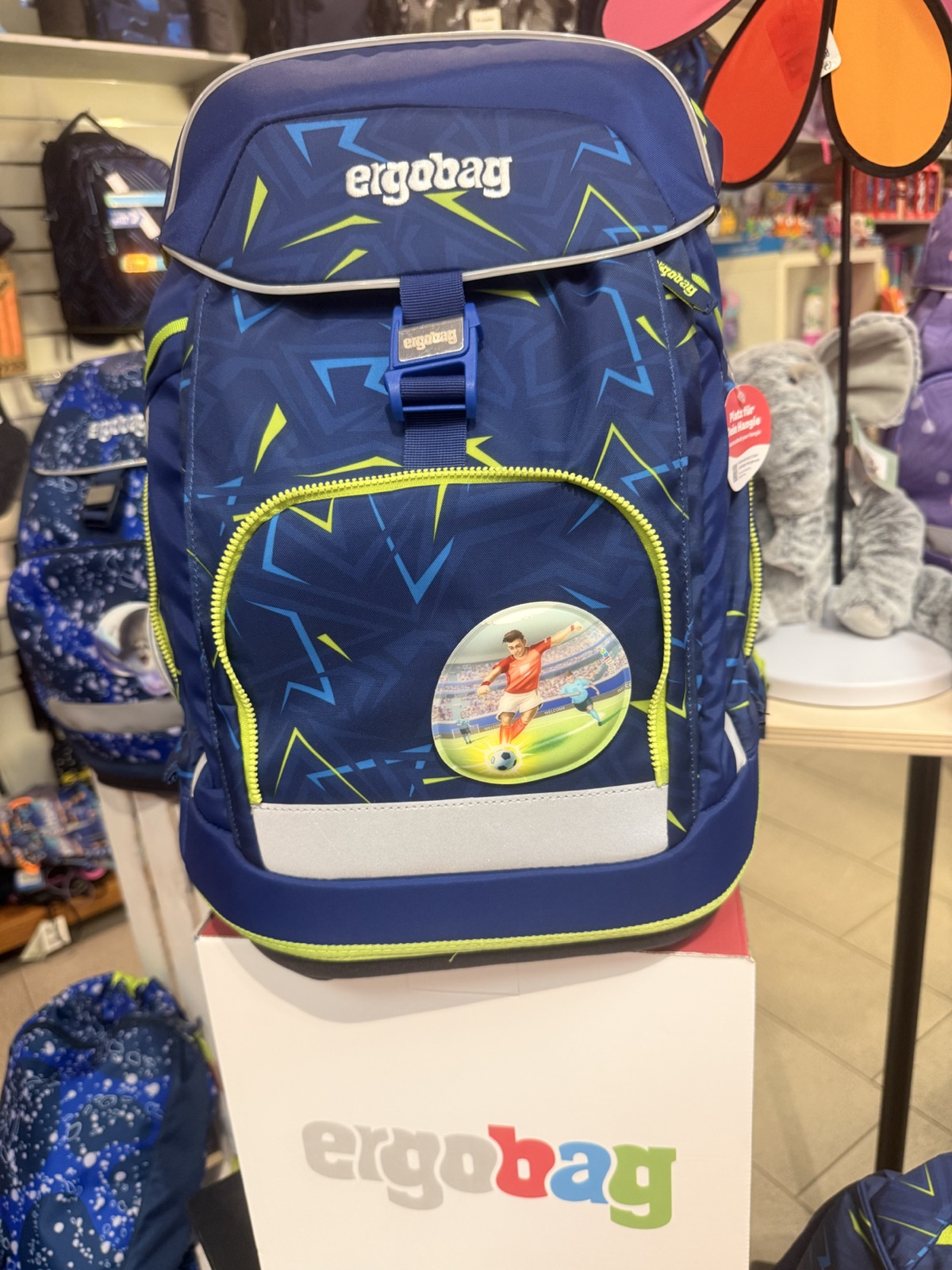Zaino per la scuola esposto tra gli articoli di Cartoleria Piccolo