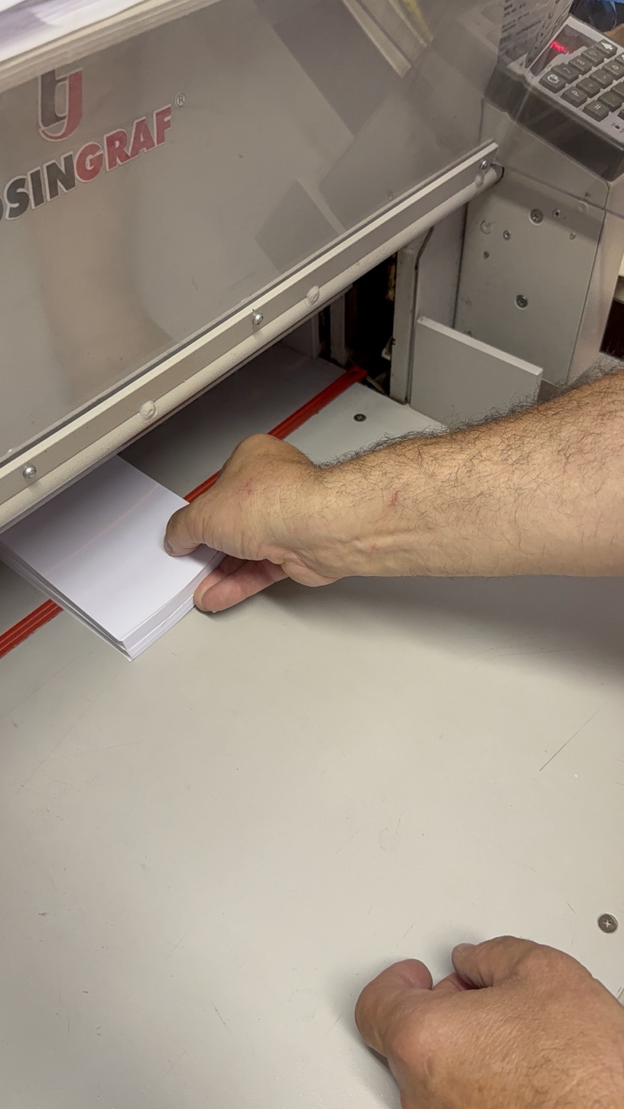 Taglio su misura di una risma di carta con attrezzatura professionale