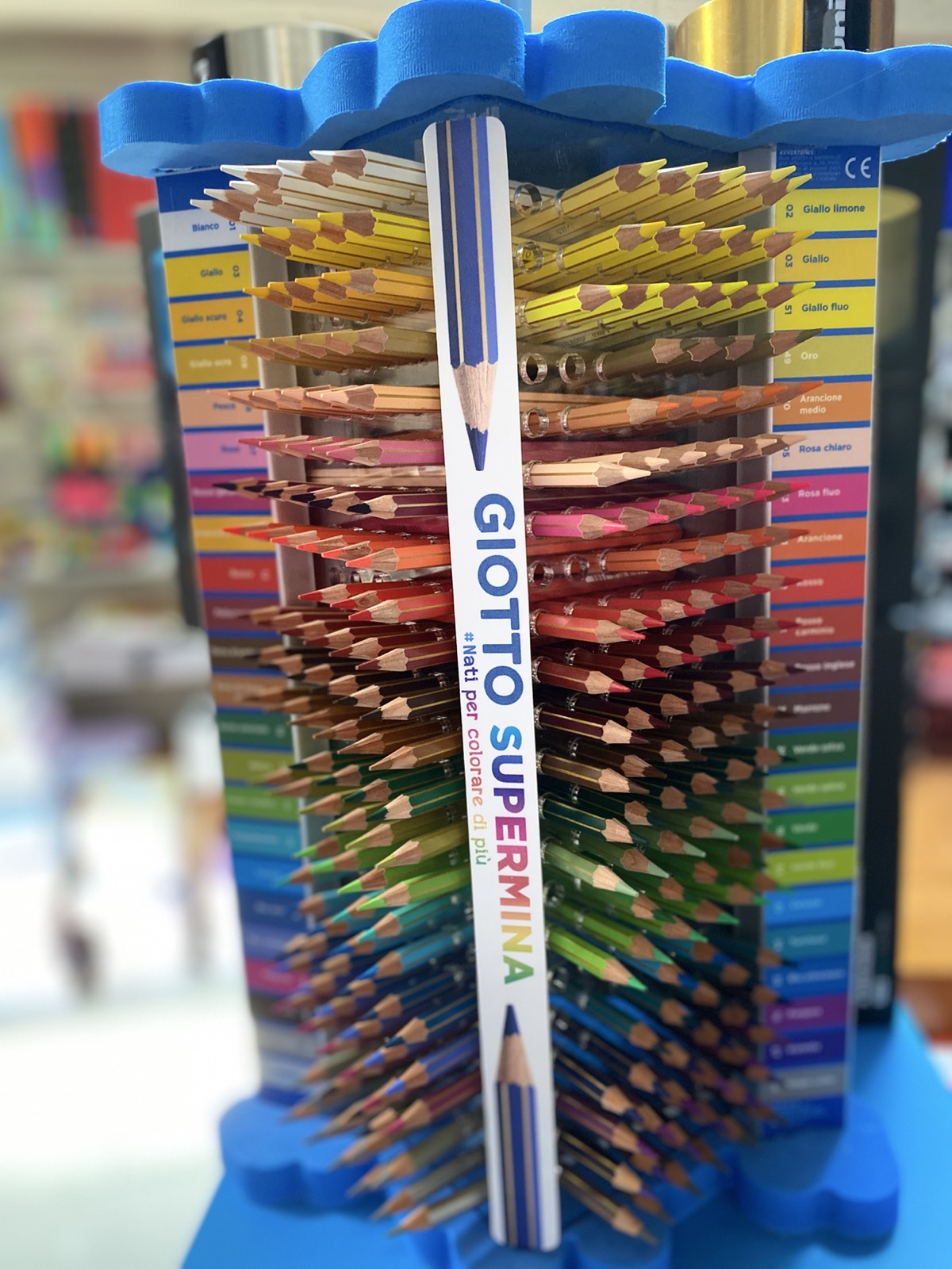 Esposizione di penne colorate e articoli di scrittura in Cartoleria Piccolo